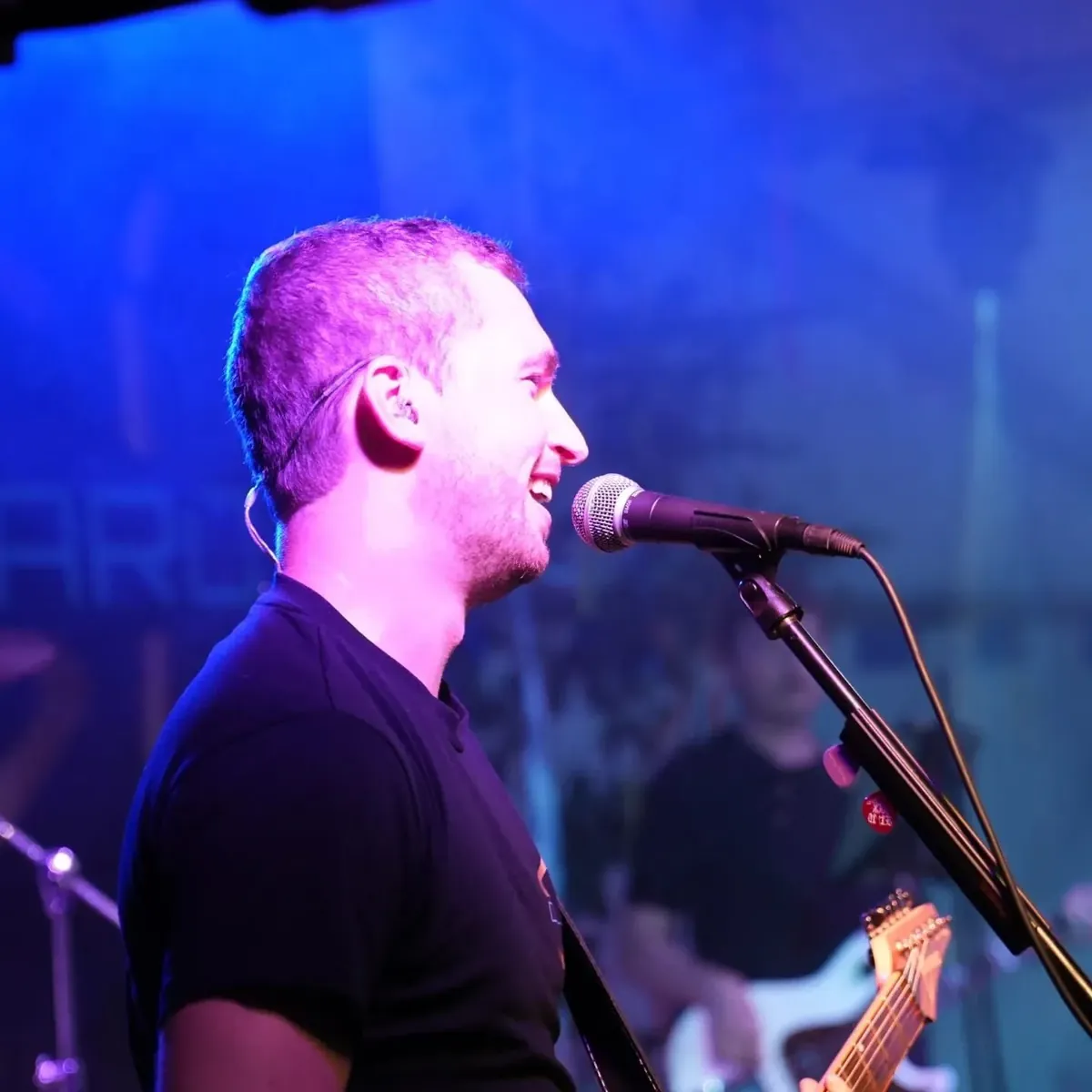 SíClaro live – Gesang am Mikrofon