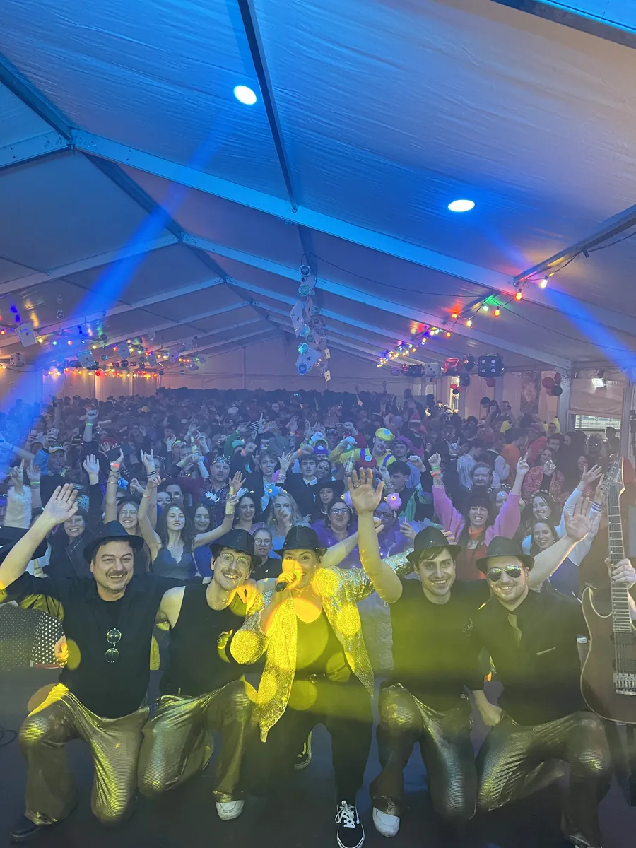 Ausgelassene Stimmung im Festzelt