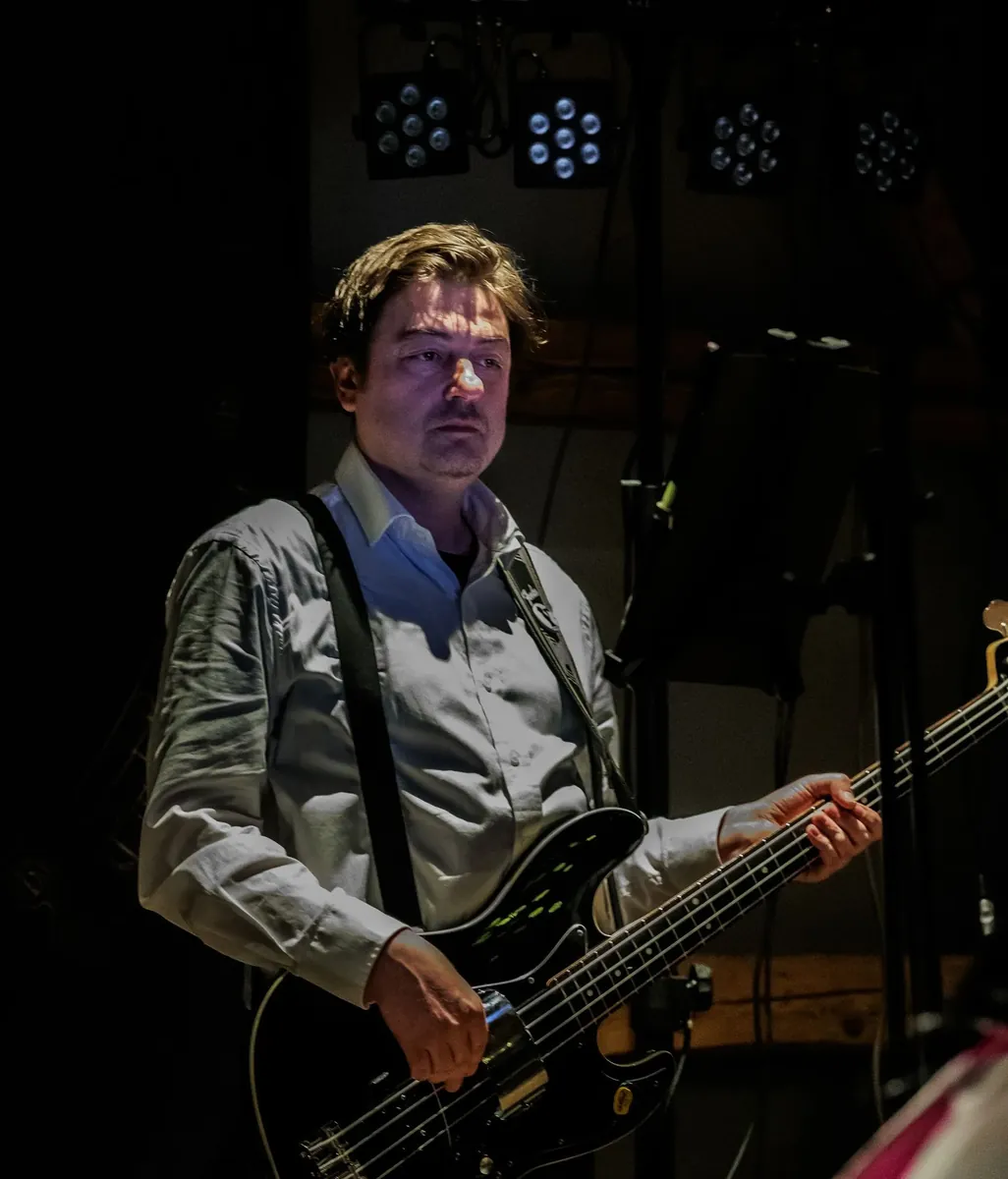Bassist von SíClaro live